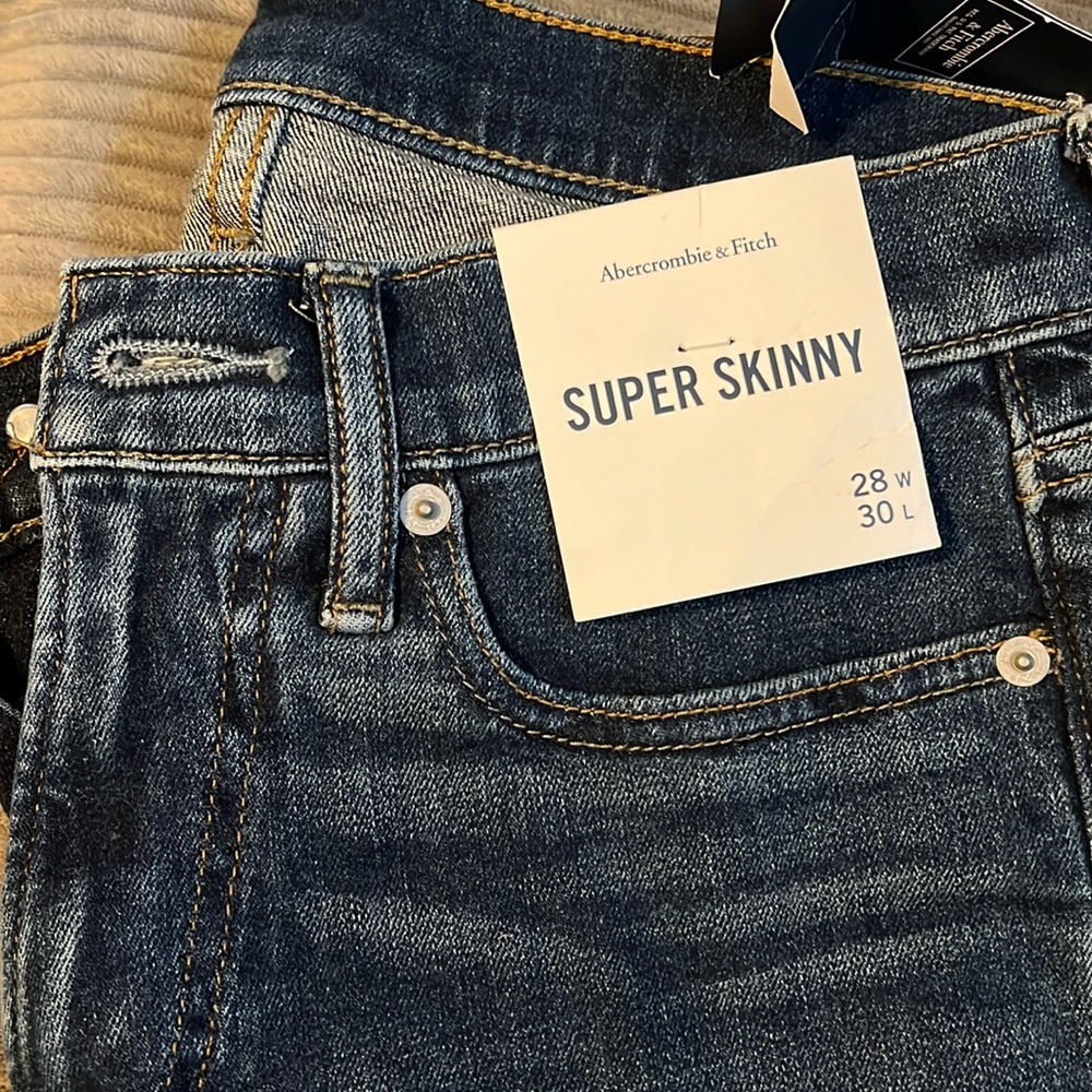 Abercrombie and Fitch men’s super skinny jeans 28x30 NWT